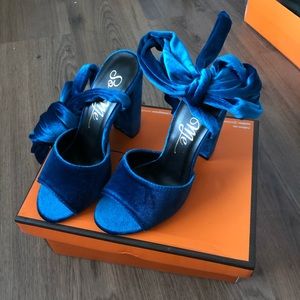 So me electric blue velvet chunky heels